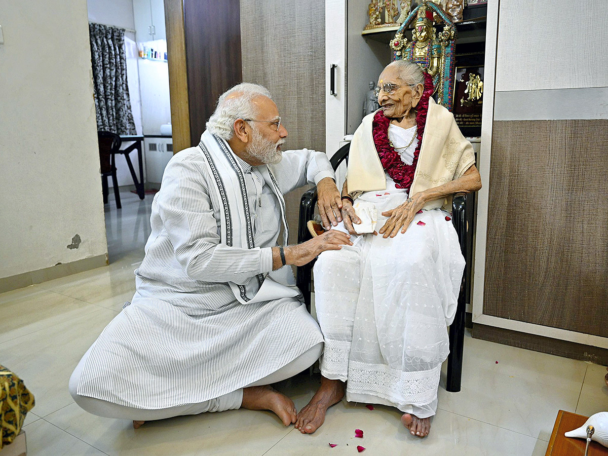 PM Narendra Modi Performs Last Rites Of His Mother Heeraben - Sakshi7