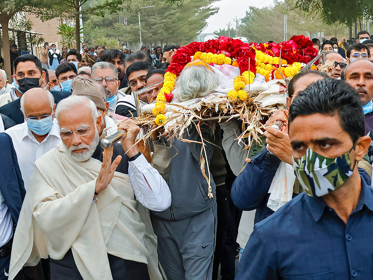 PM Narendra Modi Performs Last Rites Of His Mother Heeraben - Sakshi8