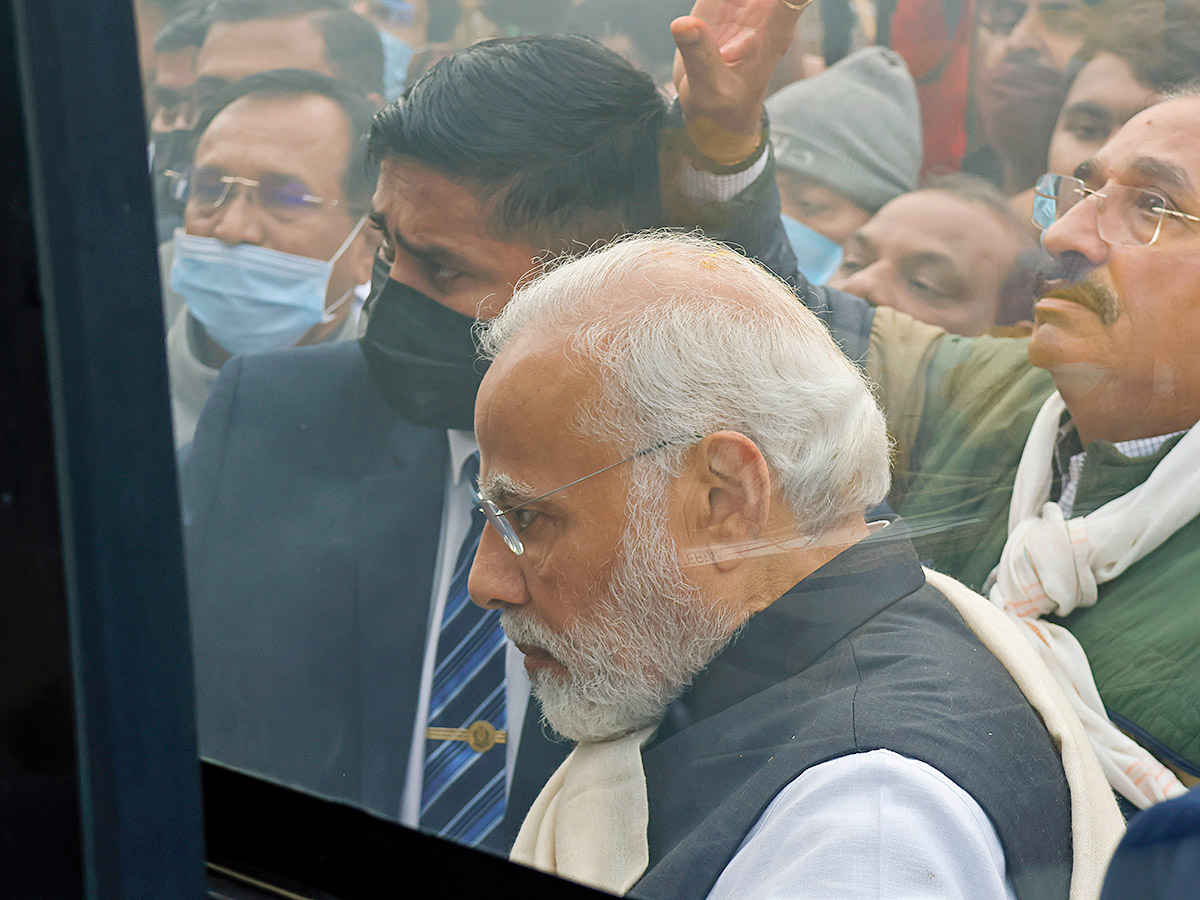 PM Narendra Modi Performs Last Rites Of His Mother Heeraben - Sakshi9