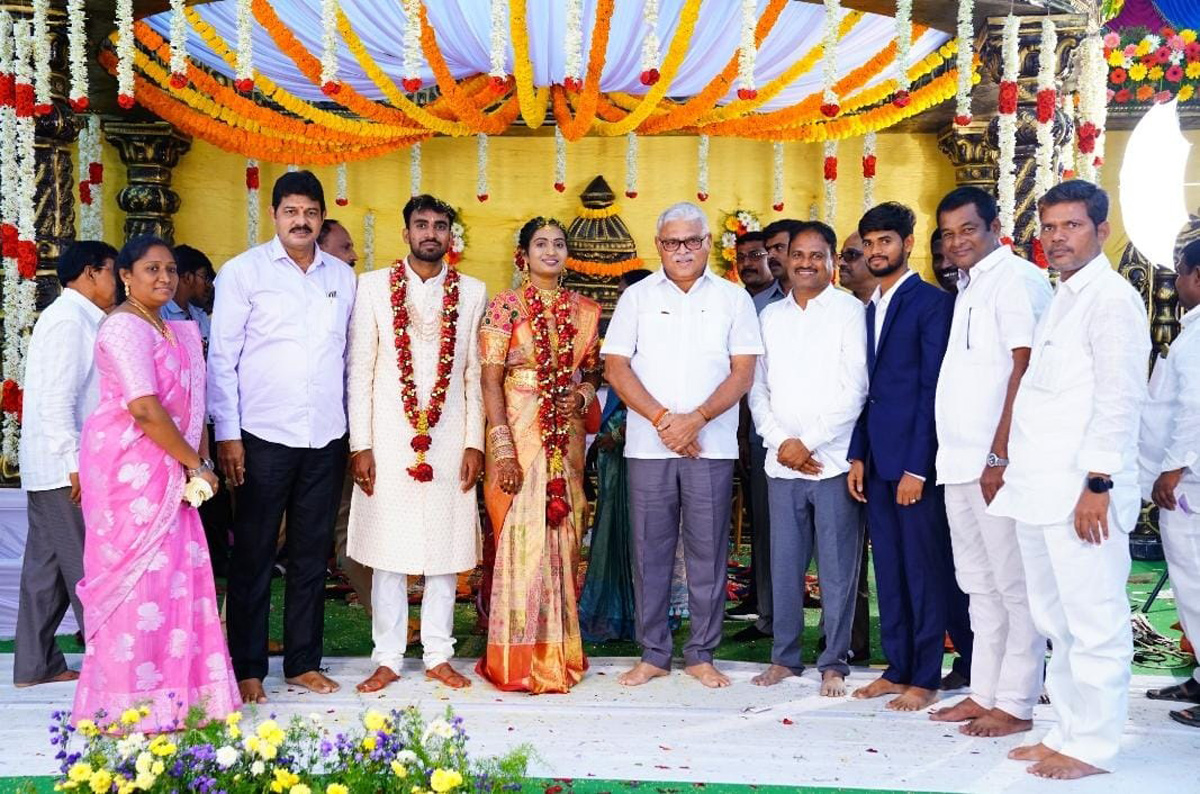 CM YS Jagan Couple Attends Ravishekar Daughter Marriage in Pulivendula - Sakshi11