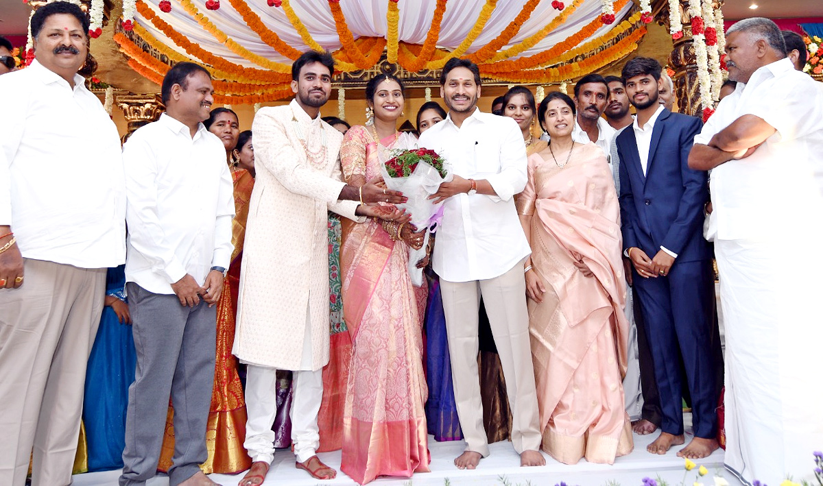 CM YS Jagan Couple Attends Ravishekar Daughter Marriage in Pulivendula - Sakshi1