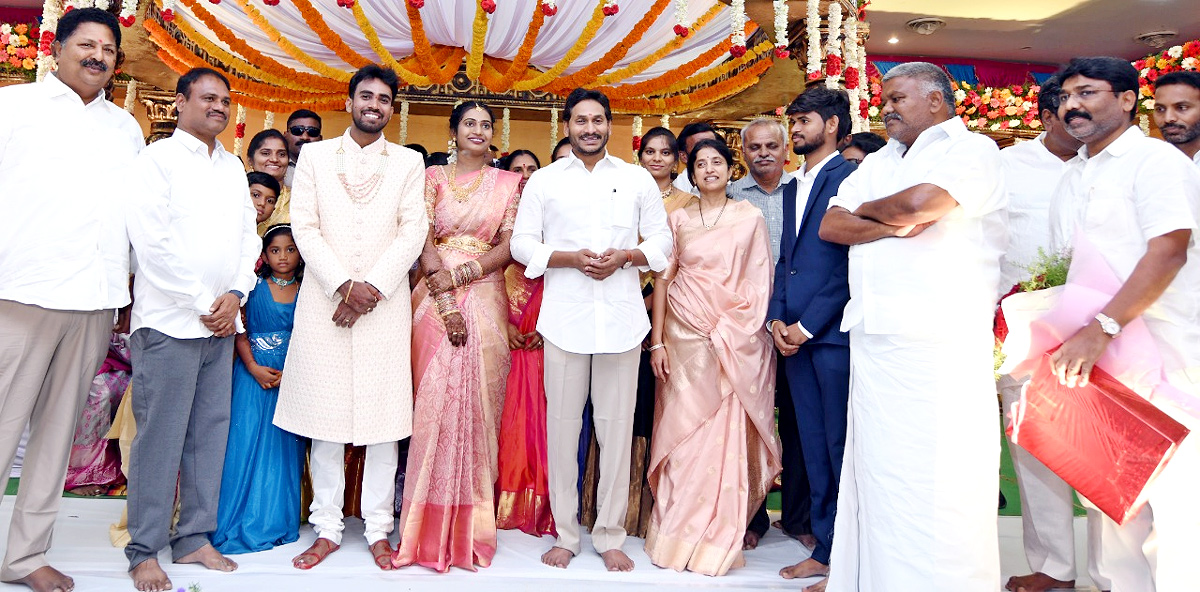 CM YS Jagan Couple Attends Ravishekar Daughter Marriage in Pulivendula - Sakshi4