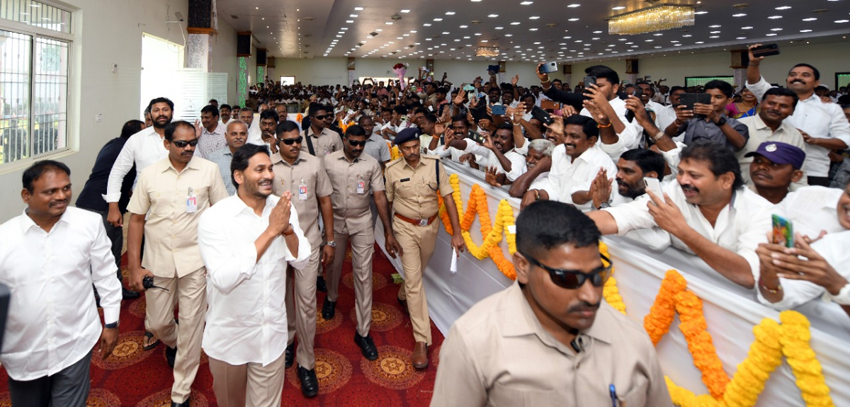 CM YS Jagan Couple Attends Ravishekar Daughter Marriage in Pulivendula - Sakshi6