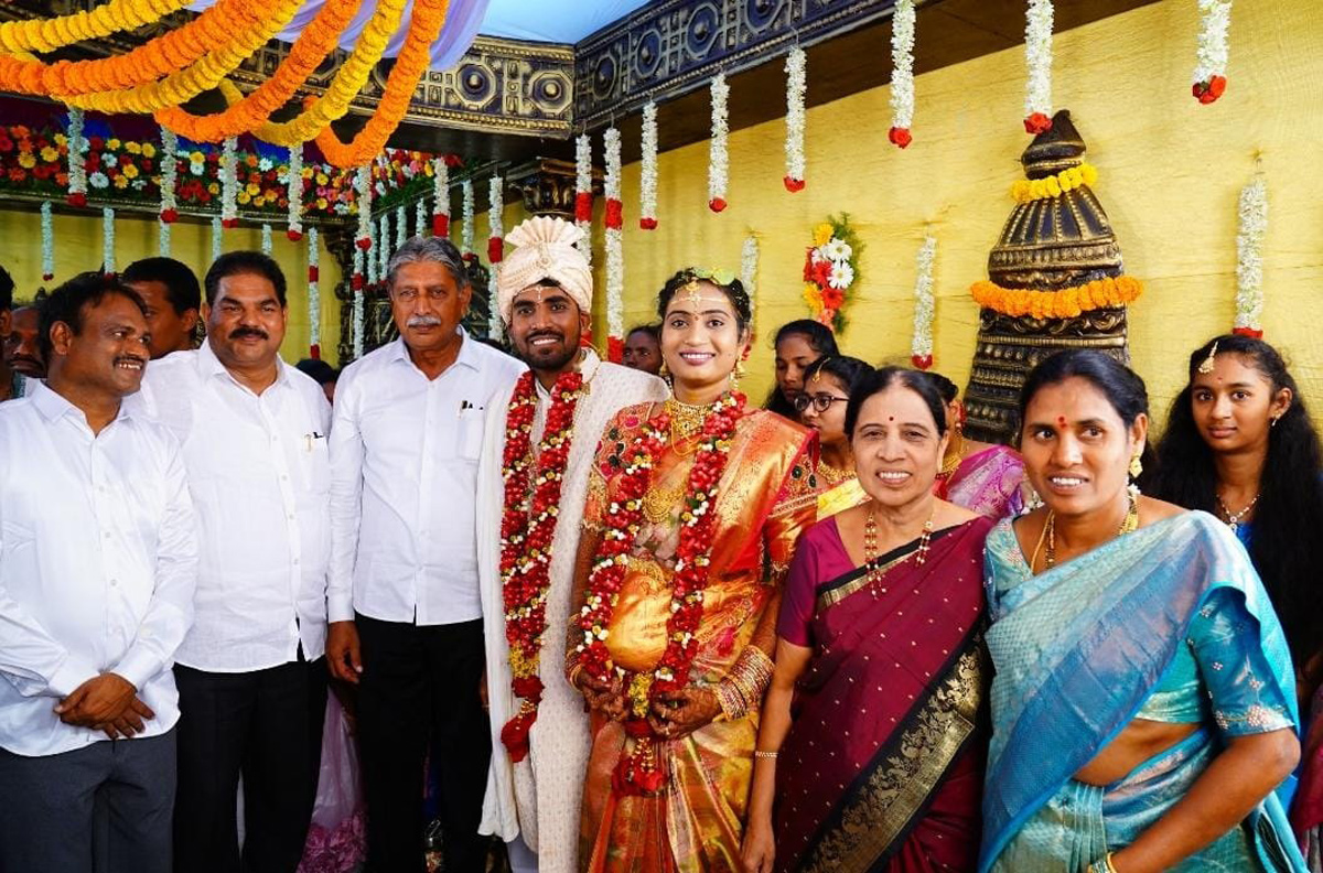 CM YS Jagan Couple Attends Ravishekar Daughter Marriage in Pulivendula - Sakshi7