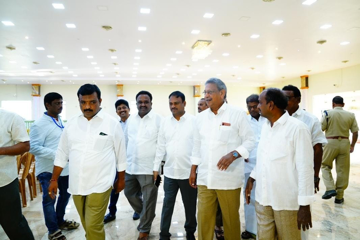 CM YS Jagan Couple Attends Ravishekar Daughter Marriage in Pulivendula - Sakshi8
