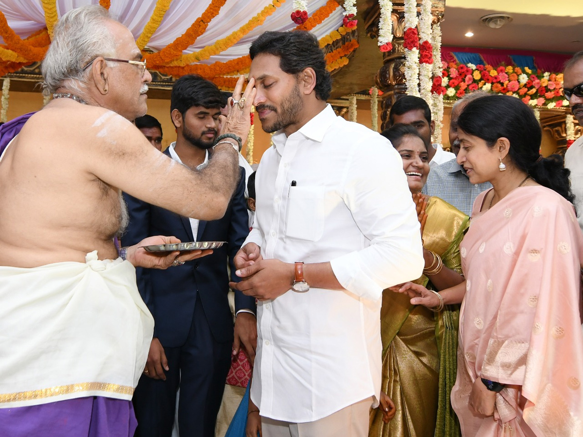 CM YS Jagan Couple Attends Ravishekar Daughter Marriage in Pulivendula - Sakshi3