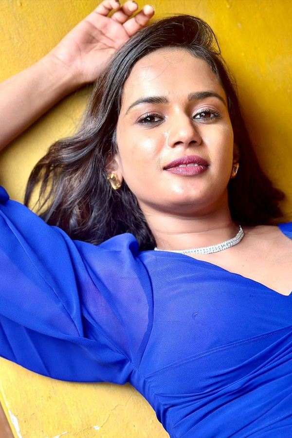 Ashu Reddy and Ariyana Glory Latest Photos - Sakshi23