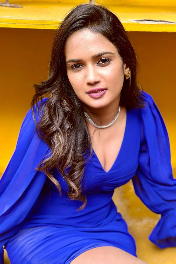 Ashu Reddy and Ariyana Glory Latest Photos - Sakshi24