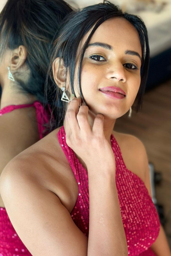 Ashu Reddy and Ariyana Glory Latest Photos - Sakshi15