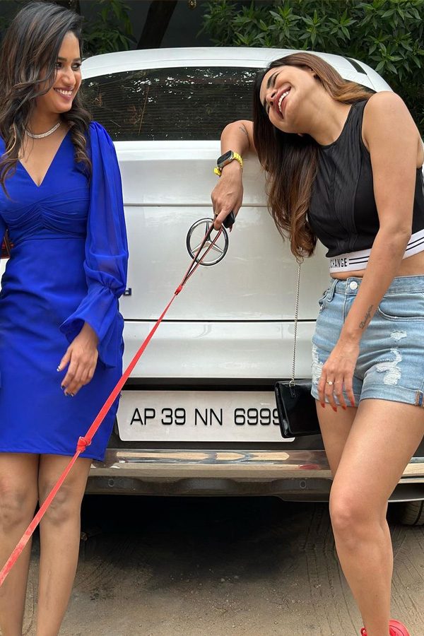 Ashu Reddy and Ariyana Glory Latest Photos - Sakshi22
