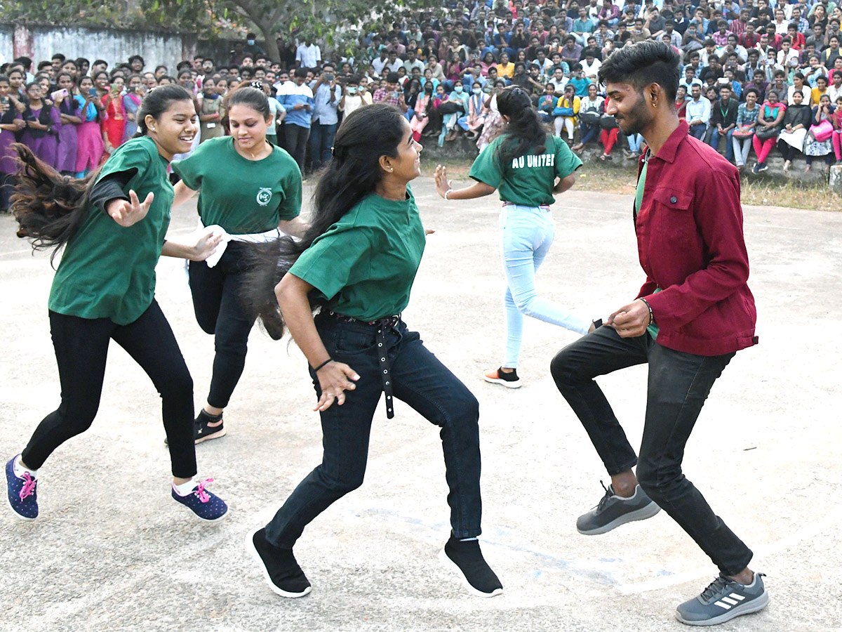 Students Perform flash mob For cause at Andhra University - Sakshi1