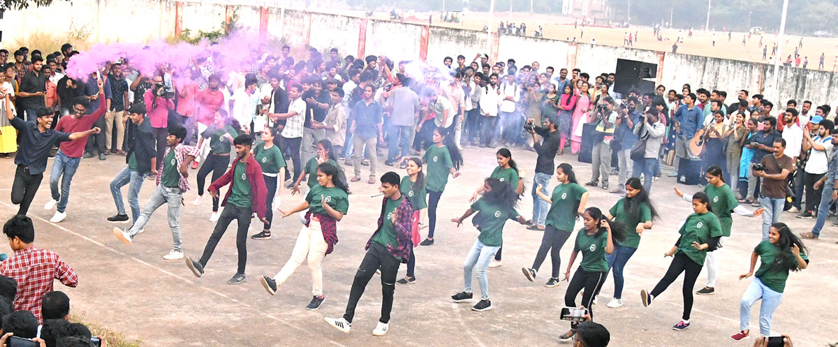 Students Perform flash mob For cause at Andhra University - Sakshi10