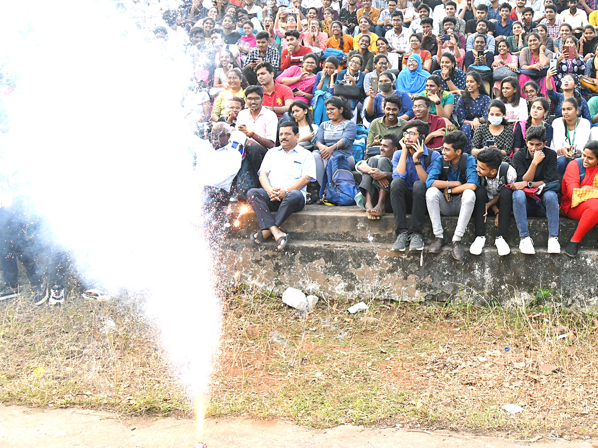 Students Perform flash mob For cause at Andhra University - Sakshi11