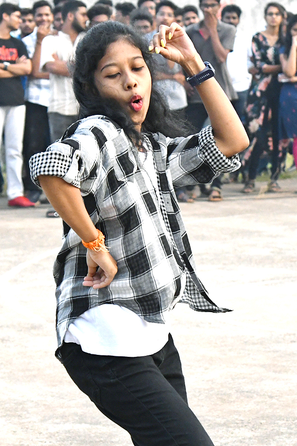 Students Perform flash mob For cause at Andhra University - Sakshi12