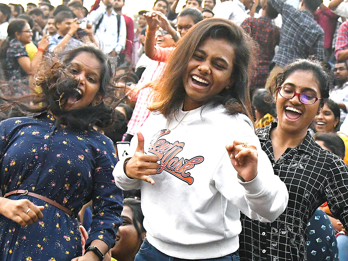 Students Perform flash mob For cause at Andhra University - Sakshi6