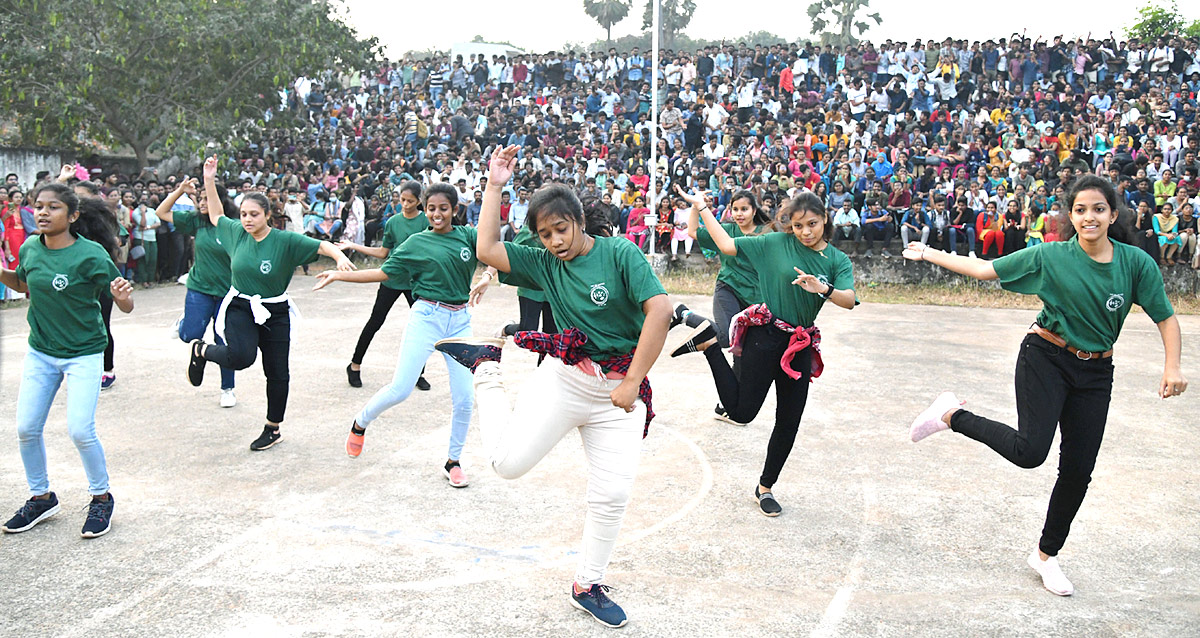 Students Perform flash mob For cause at Andhra University - Sakshi7