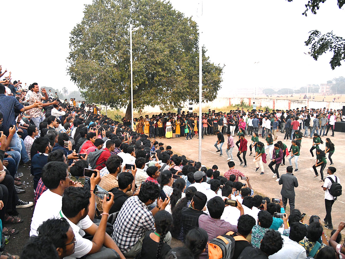 Students Perform flash mob For cause at Andhra University - Sakshi9