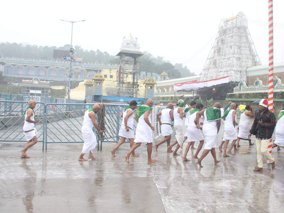 Heavy Rain Hits Tirumala December 2022 With Cyclone Mandous Effect - Sakshi1