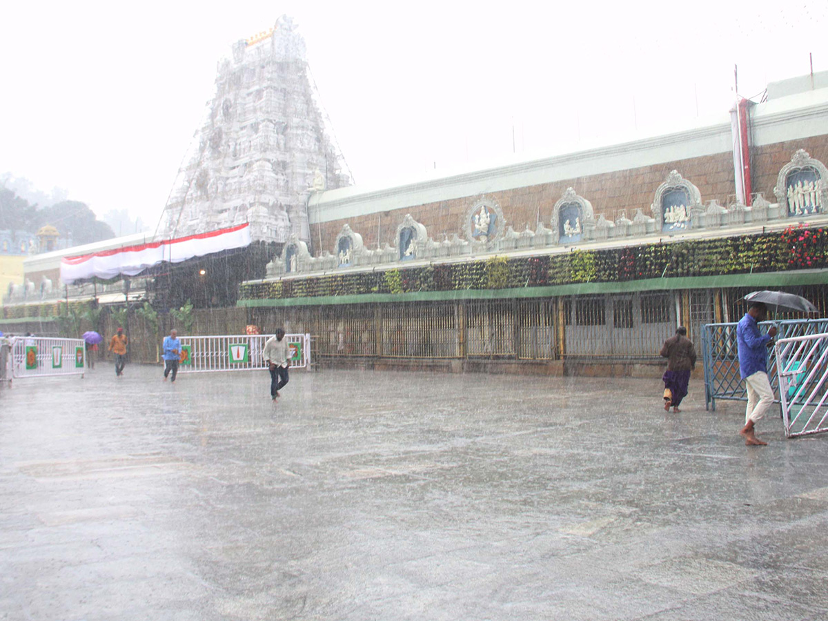 Heavy Rain Hits Tirumala December 2022 With Cyclone Mandous Effect - Sakshi10