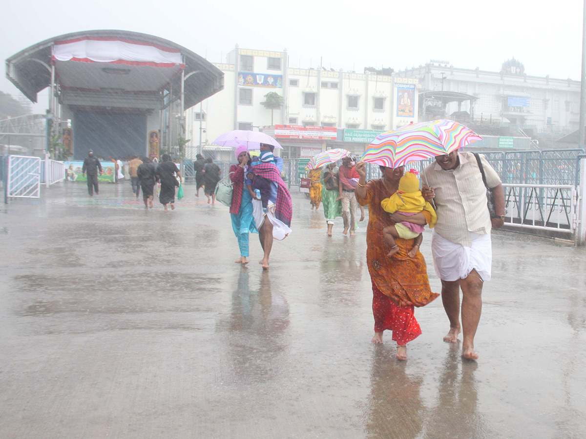 Heavy Rain Hits Tirumala December 2022 With Cyclone Mandous Effect - Sakshi2