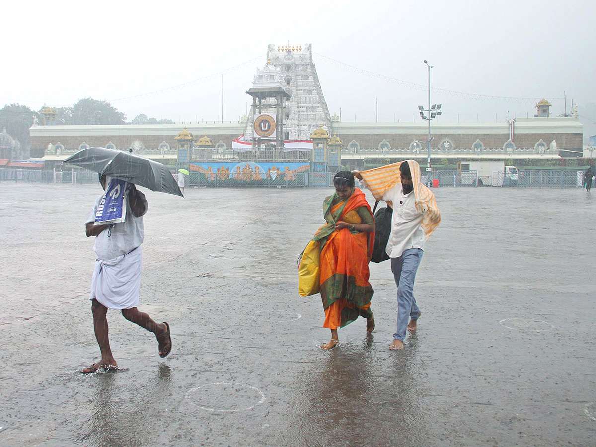 Heavy Rain Hits Tirumala December 2022 With Cyclone Mandous Effect - Sakshi3