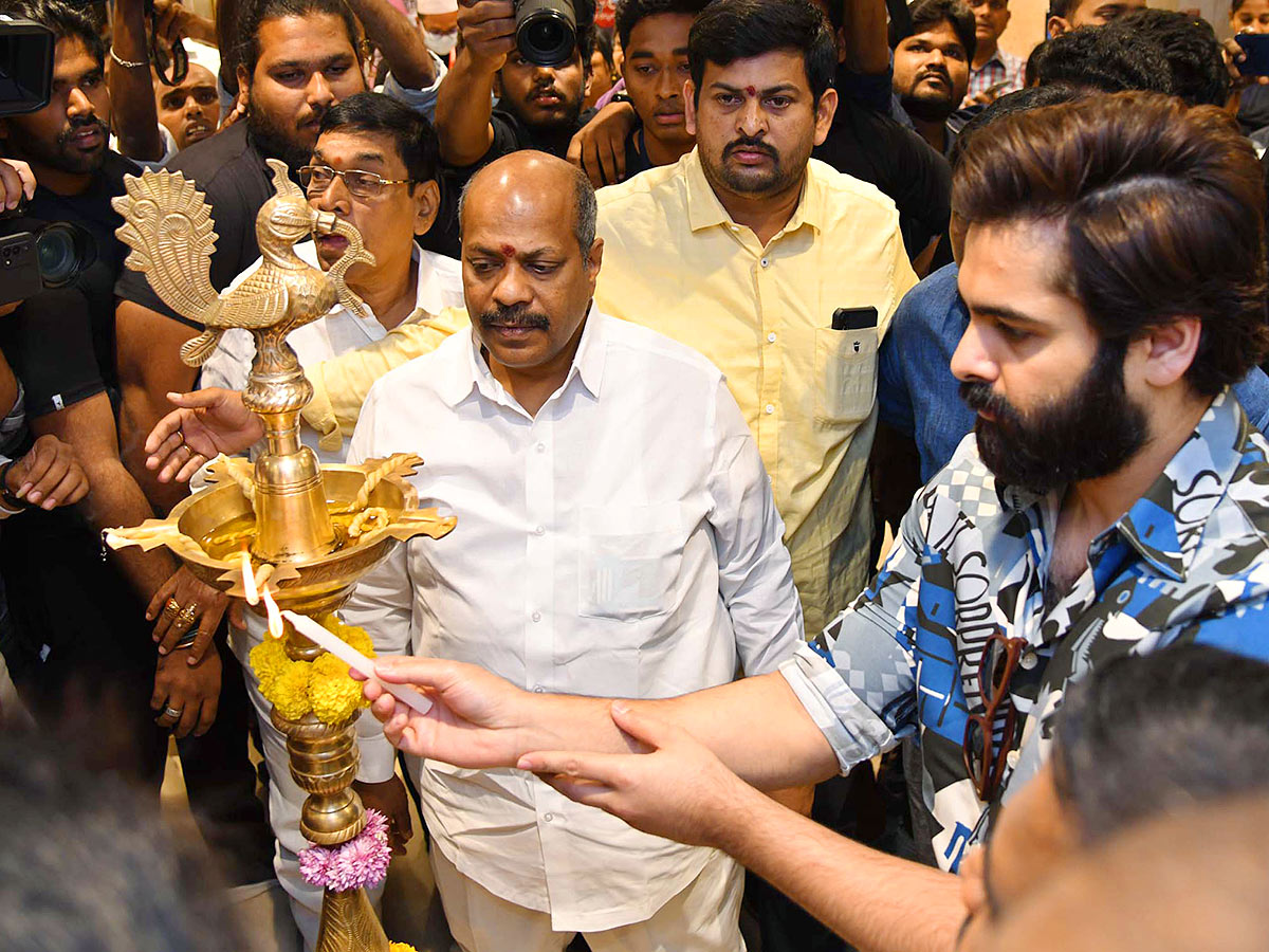 Hero Ram Pothineni Super Stylish Entry At Vijayawada - Sakshi7