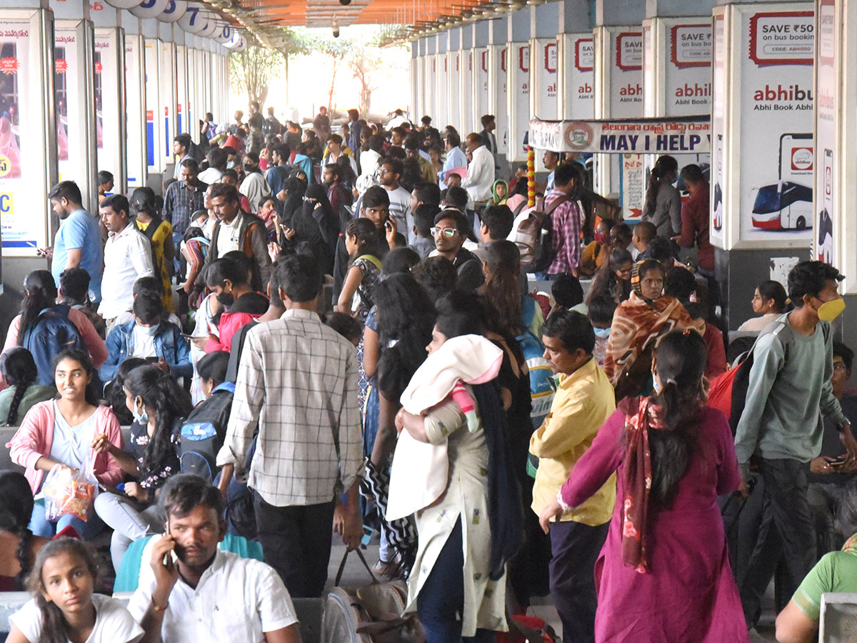 Sankranti 2023: Huge Rush at Railway and Bus Stations - Sakshi1