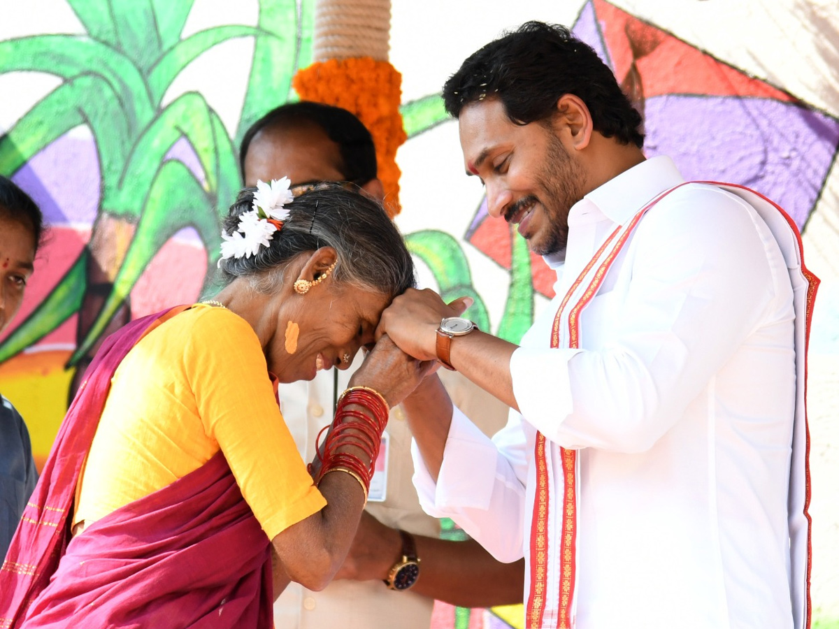 CM YS Jagan Sankranti Celebrations At Tadepalli Camp Office - Sakshi2