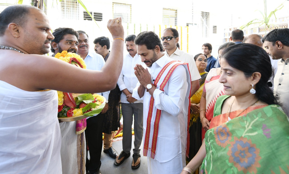 CM YS Jagan Sankranti Celebrations At Tadepalli Camp Office - Sakshi17