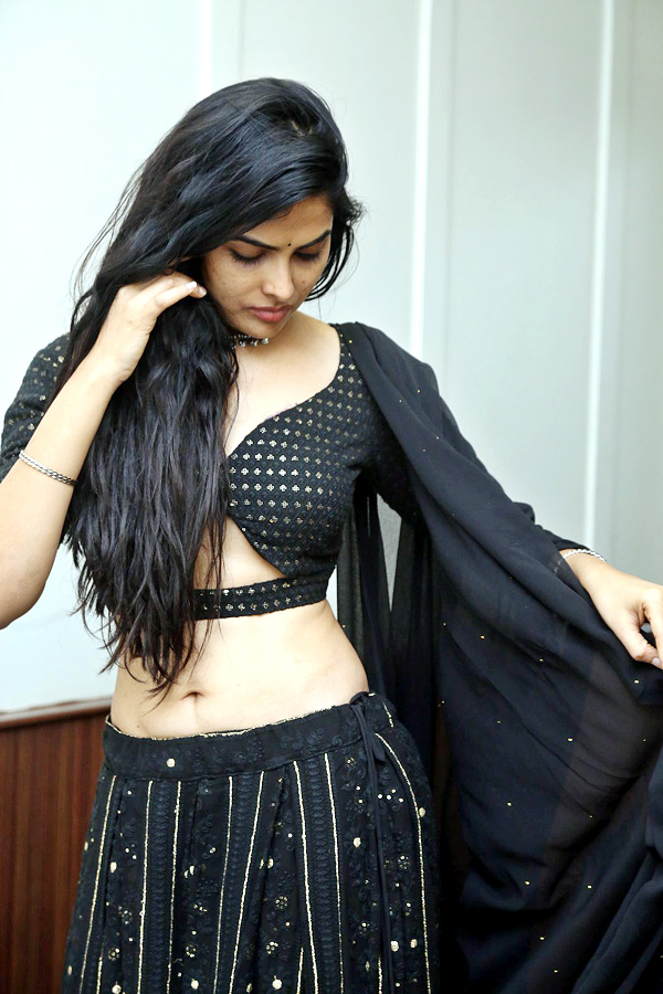 Bigg Boss Beauty Divi Vadthya Stunning Photos  - Sakshi7