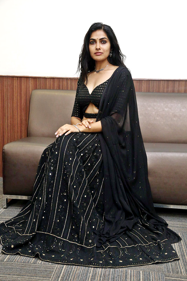 Bigg Boss Beauty Divi Vadthya Stunning Photos  - Sakshi10