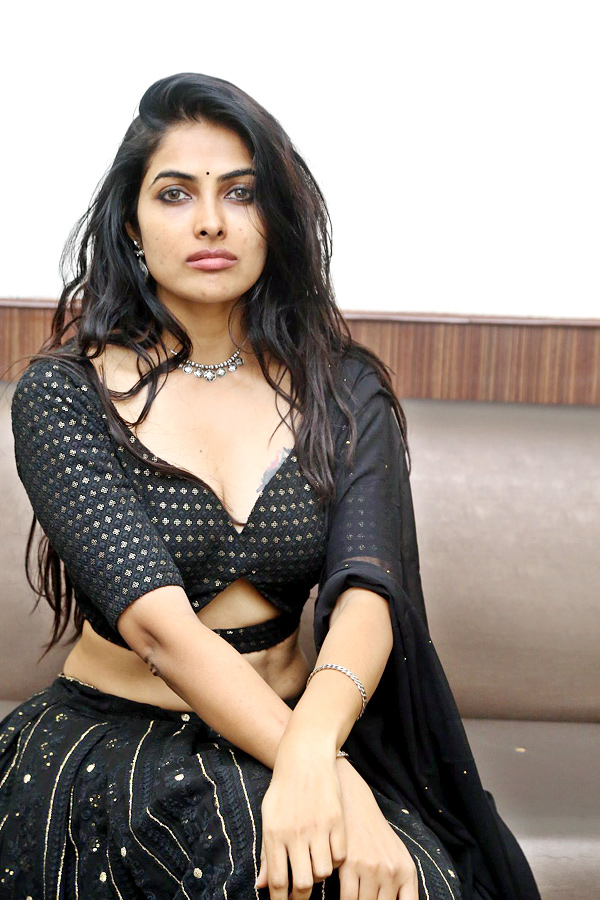Bigg Boss Beauty Divi Vadthya Stunning Photos  - Sakshi12
