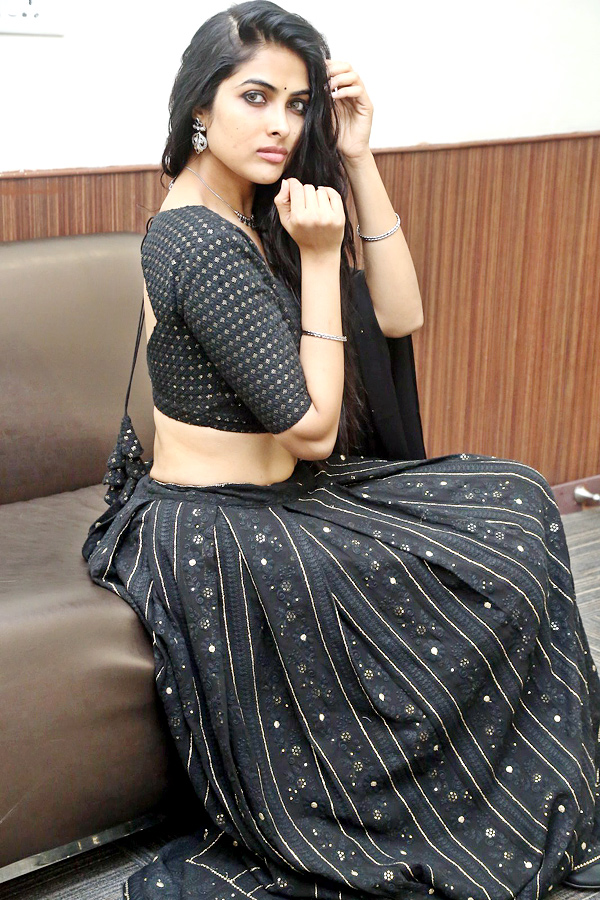 Bigg Boss Beauty Divi Vadthya Stunning Photos  - Sakshi18