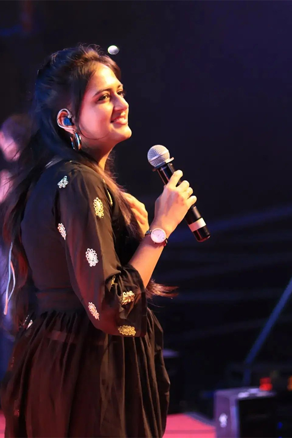 Singer Harika Narayan HD Images - Sakshi22