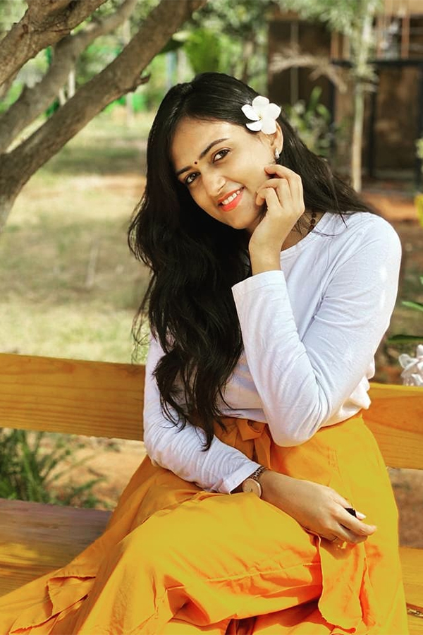 Singer Harika Narayan HD Images - Sakshi25