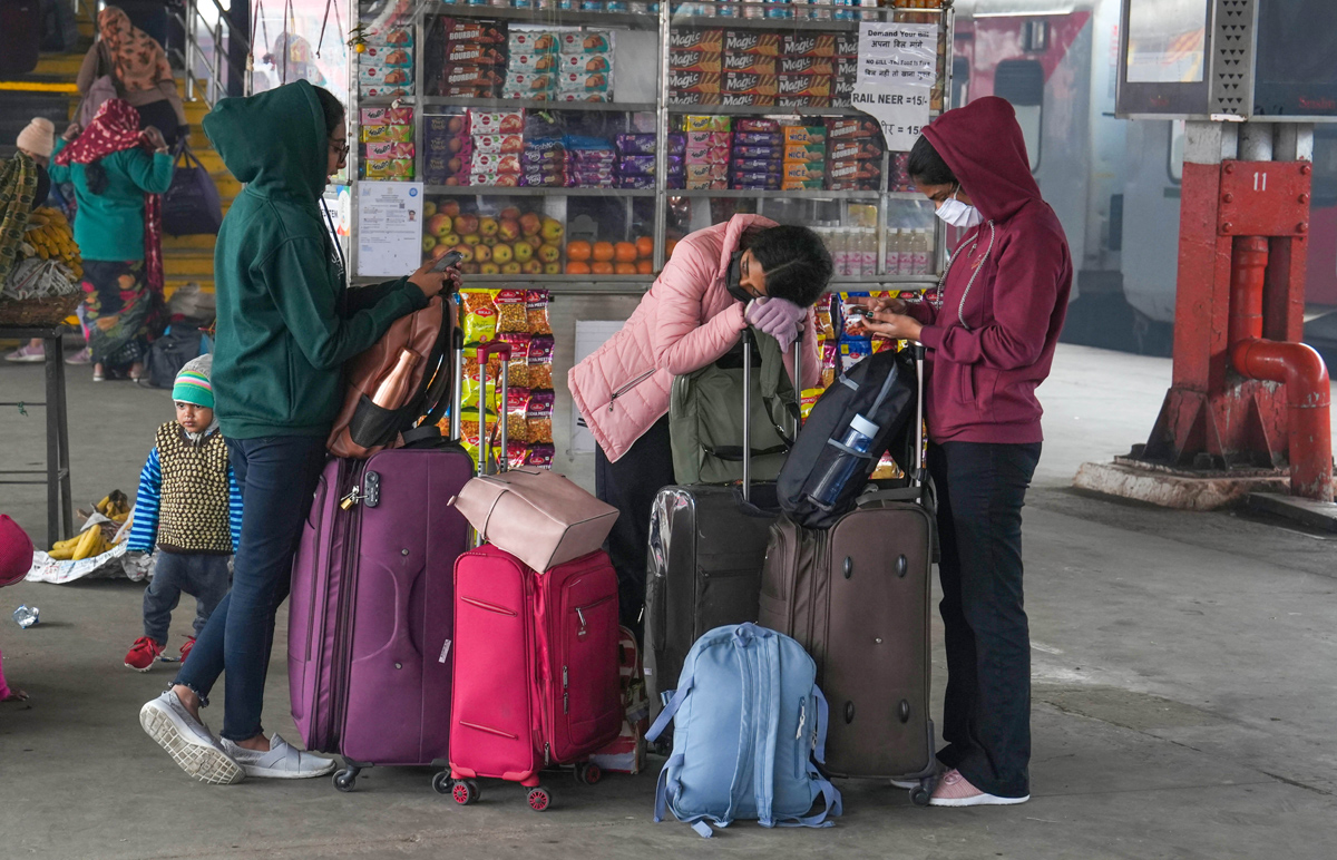 Cold wave continues in Delhi - Sakshi22