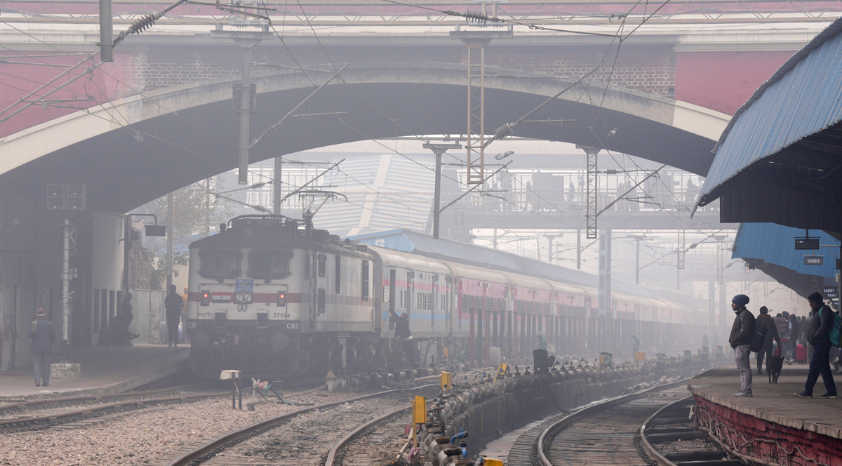 Cold wave continues in Delhi - Sakshi24