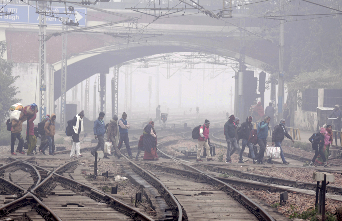 Cold wave continues in Delhi - Sakshi16