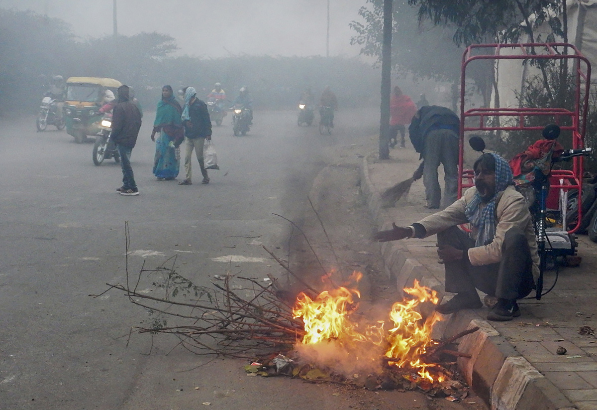 Cold wave continues in Delhi - Sakshi27