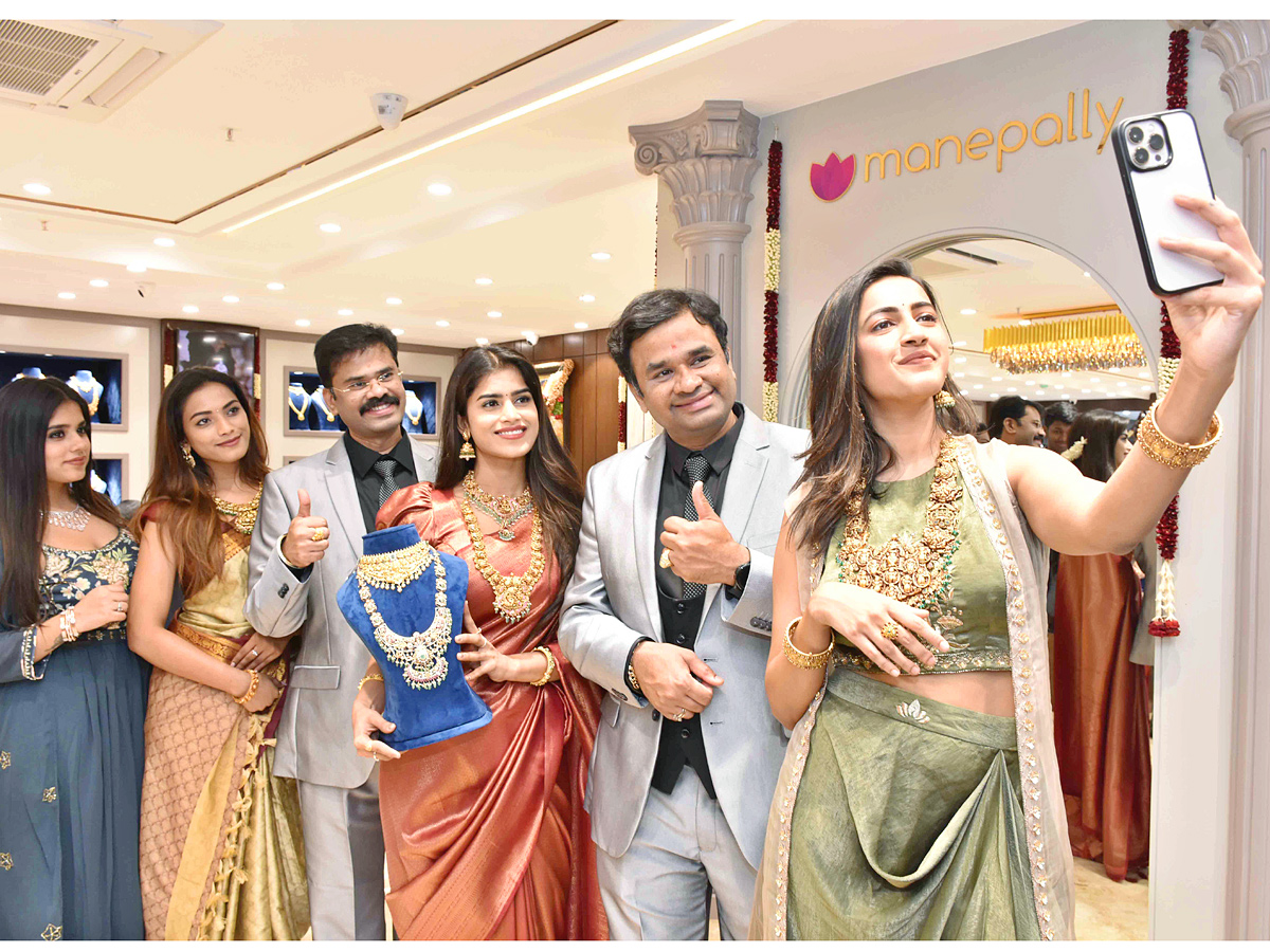 Actress Niharika Konidela And NEHA SHETTY Launch Of Manepally Jewellers At Suchitra Circle Kompally - Sakshi2