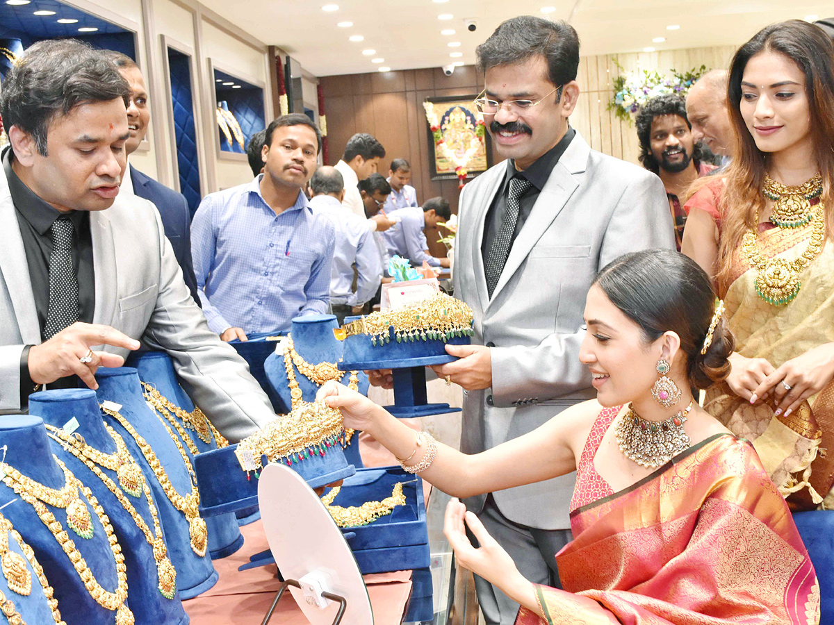 Actress Niharika Konidela And NEHA SHETTY Launch Of Manepally Jewellers At Suchitra Circle Kompally - Sakshi11