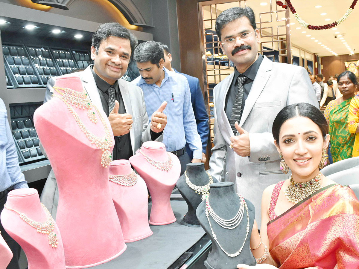 Actress Niharika Konidela And NEHA SHETTY Launch Of Manepally Jewellers At Suchitra Circle Kompally - Sakshi12