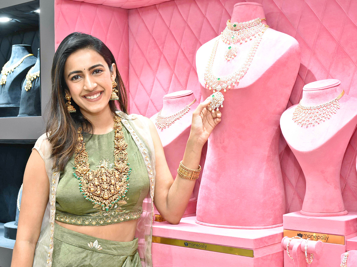 Actress Niharika Konidela And NEHA SHETTY Launch Of Manepally Jewellers At Suchitra Circle Kompally - Sakshi13