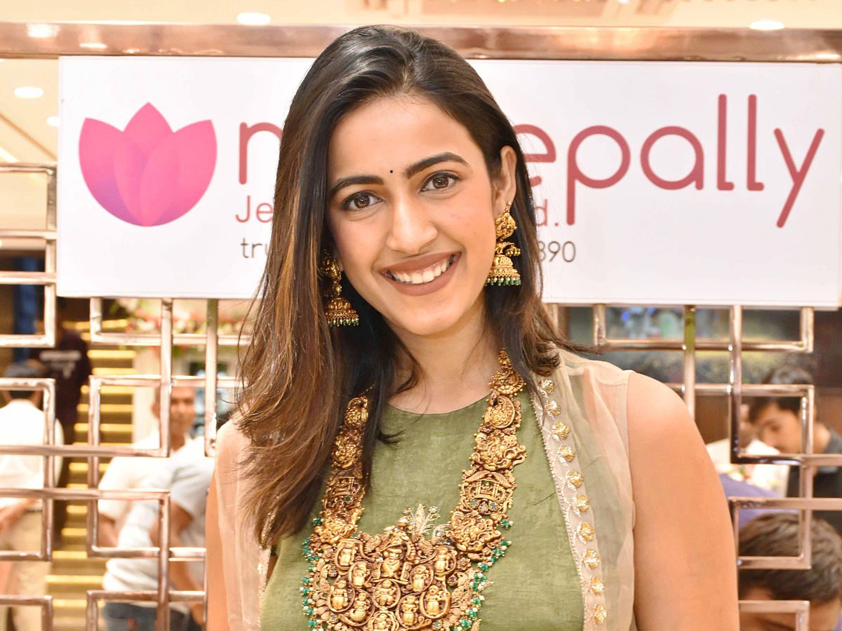 Actress Niharika Konidela And NEHA SHETTY Launch Of Manepally Jewellers At Suchitra Circle Kompally - Sakshi15