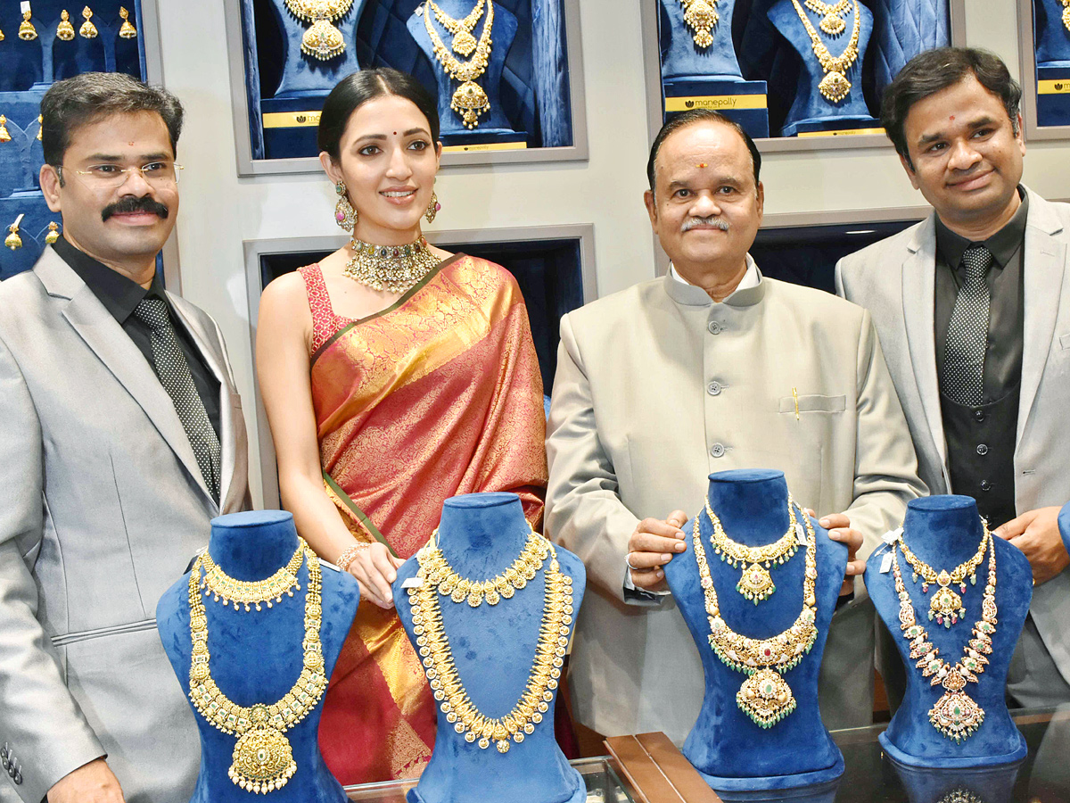 Actress Niharika Konidela And NEHA SHETTY Launch Of Manepally Jewellers At Suchitra Circle Kompally - Sakshi17