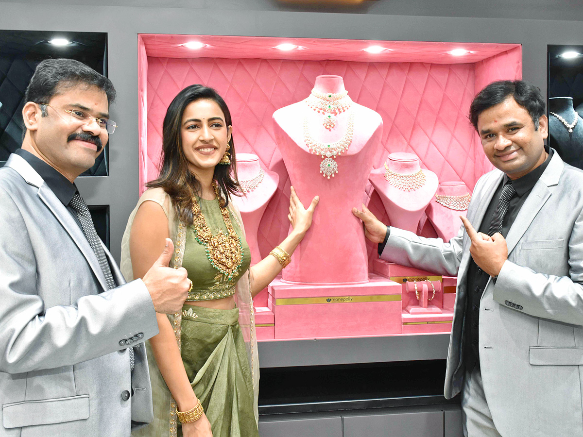 Actress Niharika Konidela And NEHA SHETTY Launch Of Manepally Jewellers At Suchitra Circle Kompally - Sakshi18