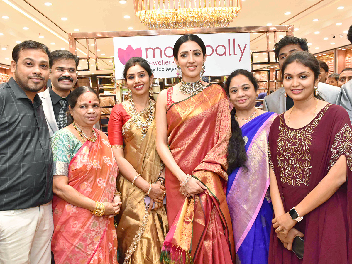 Actress Niharika Konidela And NEHA SHETTY Launch Of Manepally Jewellers At Suchitra Circle Kompally - Sakshi19