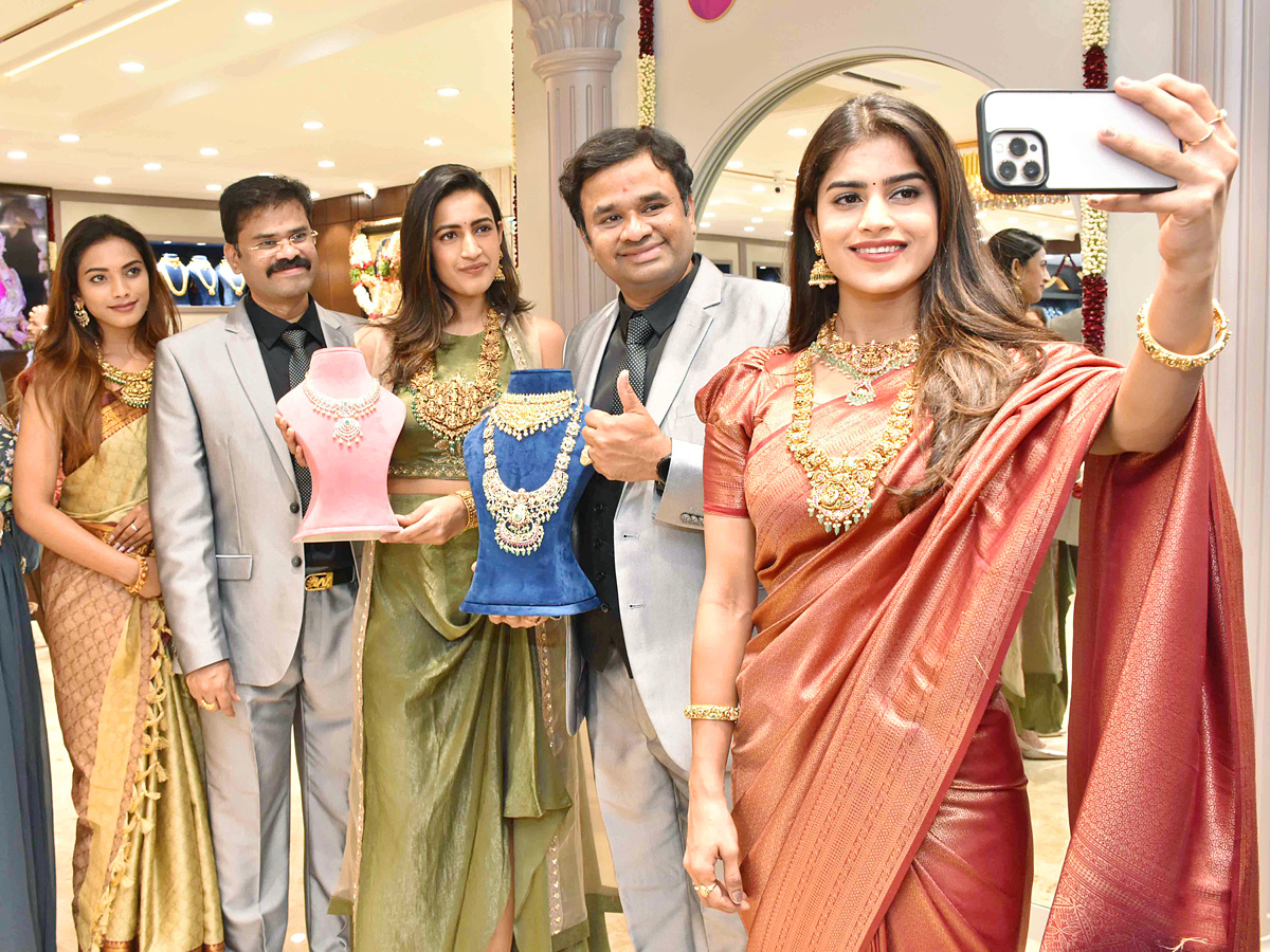 Actress Niharika Konidela And NEHA SHETTY Launch Of Manepally Jewellers At Suchitra Circle Kompally - Sakshi3