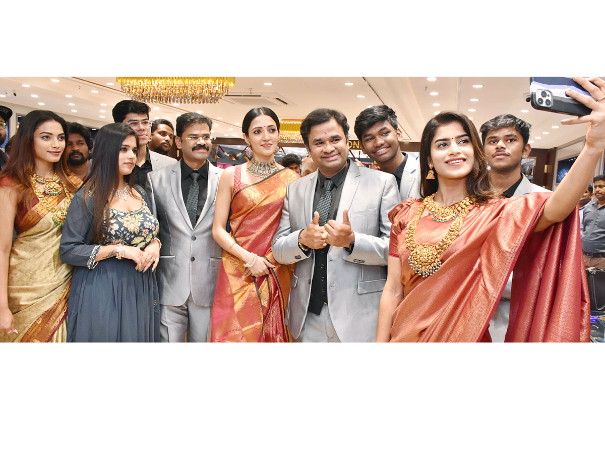 Actress Niharika Konidela And NEHA SHETTY Launch Of Manepally Jewellers At Suchitra Circle Kompally - Sakshi5