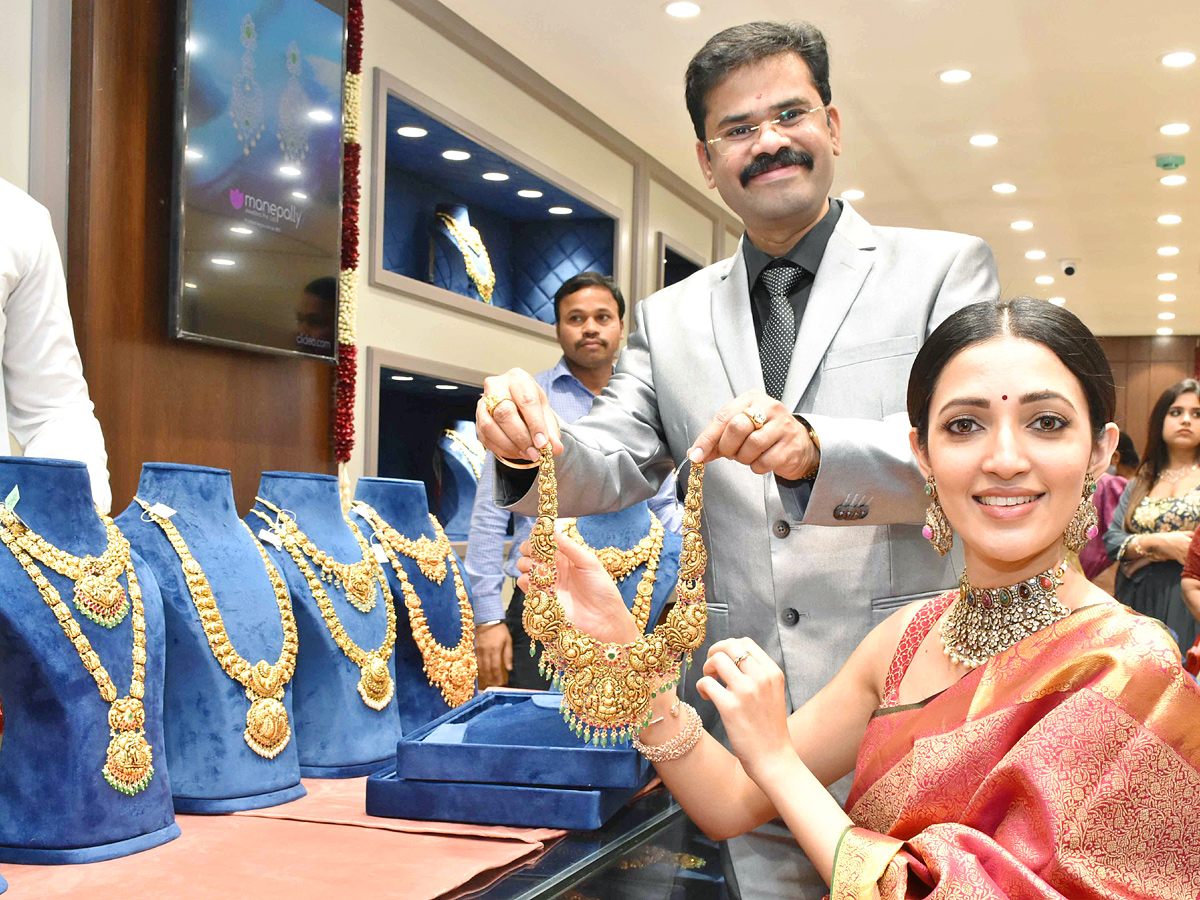 Actress Niharika Konidela And NEHA SHETTY Launch Of Manepally Jewellers At Suchitra Circle Kompally - Sakshi8